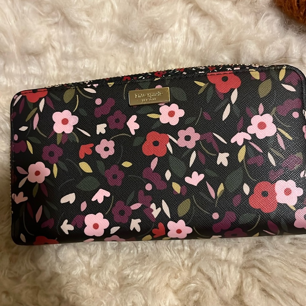 Kate Spade NWOT never used zipper wallet, no flaws, cat friendly home.